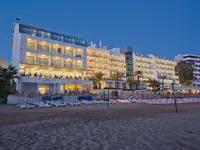 Budynek Yalihan Una widoczny z poziomu plaży
