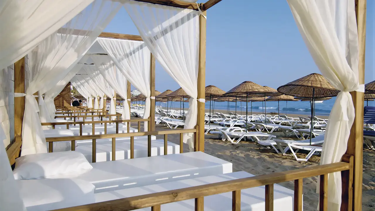 Leżaki i pawilony na plaży w Yalihan Una