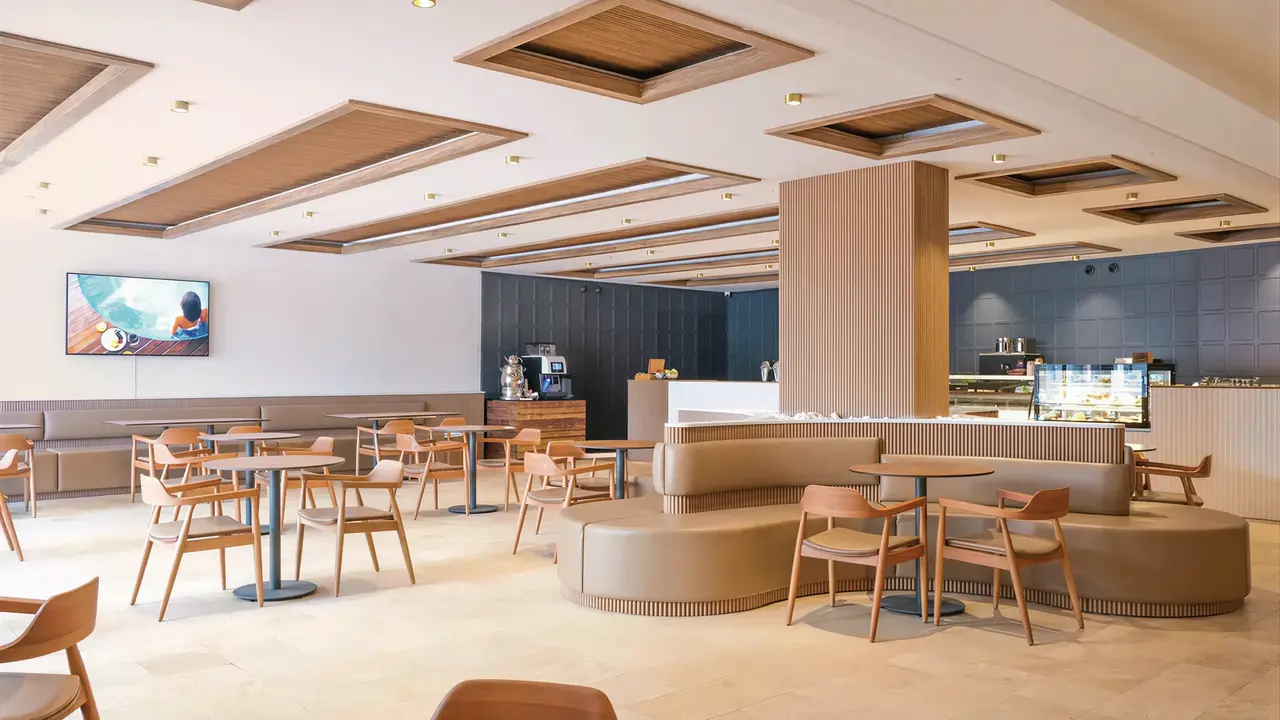 Restauracja w Yalihan Una z nowoczesnymi stolikami