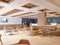 Restauracja w Yalihan Una z nowoczesnymi stolikami