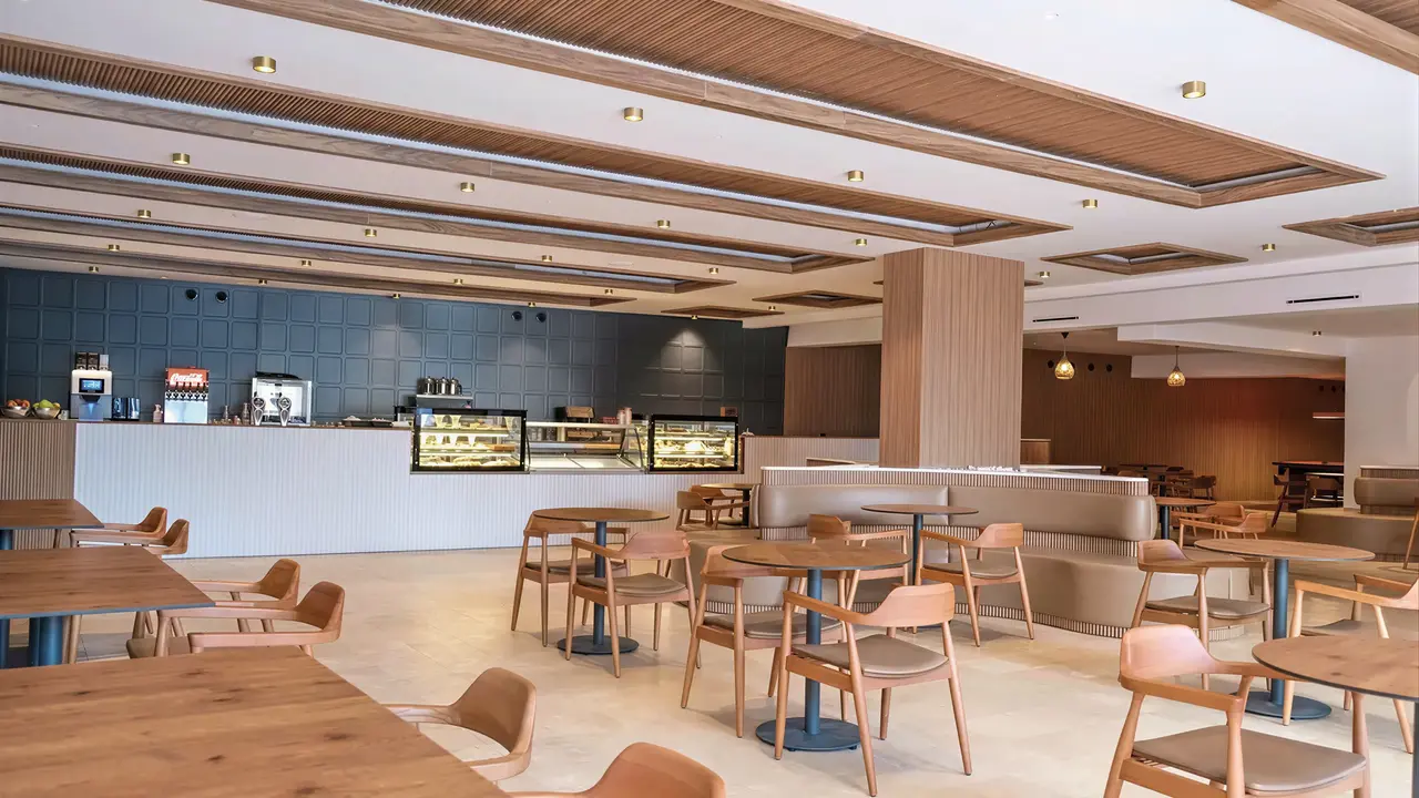 Restauracja z drewnianymi stolikami w Yalihan Una