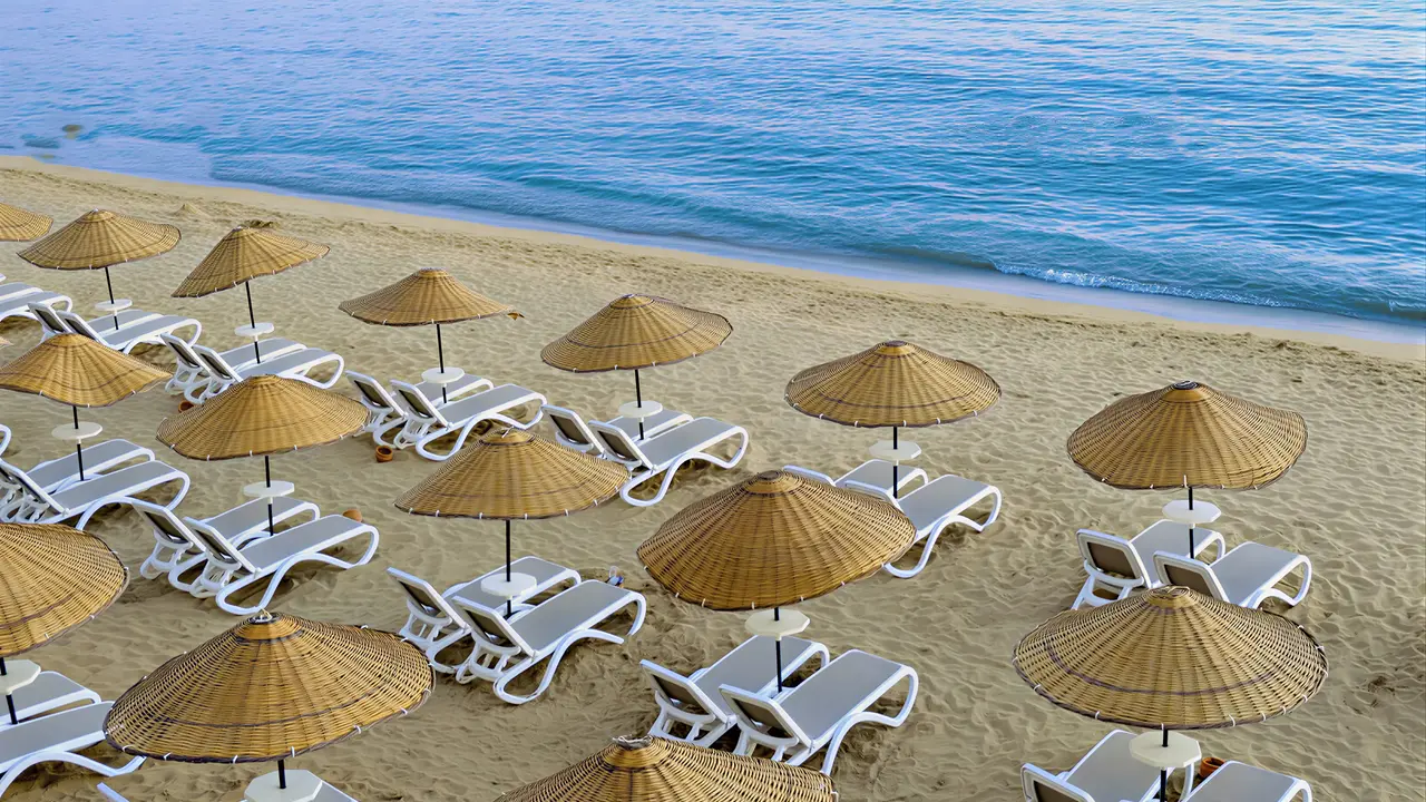Leżaki i parasole na plaży w Yalihan Una
