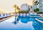 Basen i leżaki w hotelu Yalihan Una