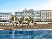 Widok na budynki i plażę Yalihan Una