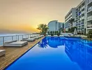 Basen infinity w hotelu Yalihan Una przy morzu