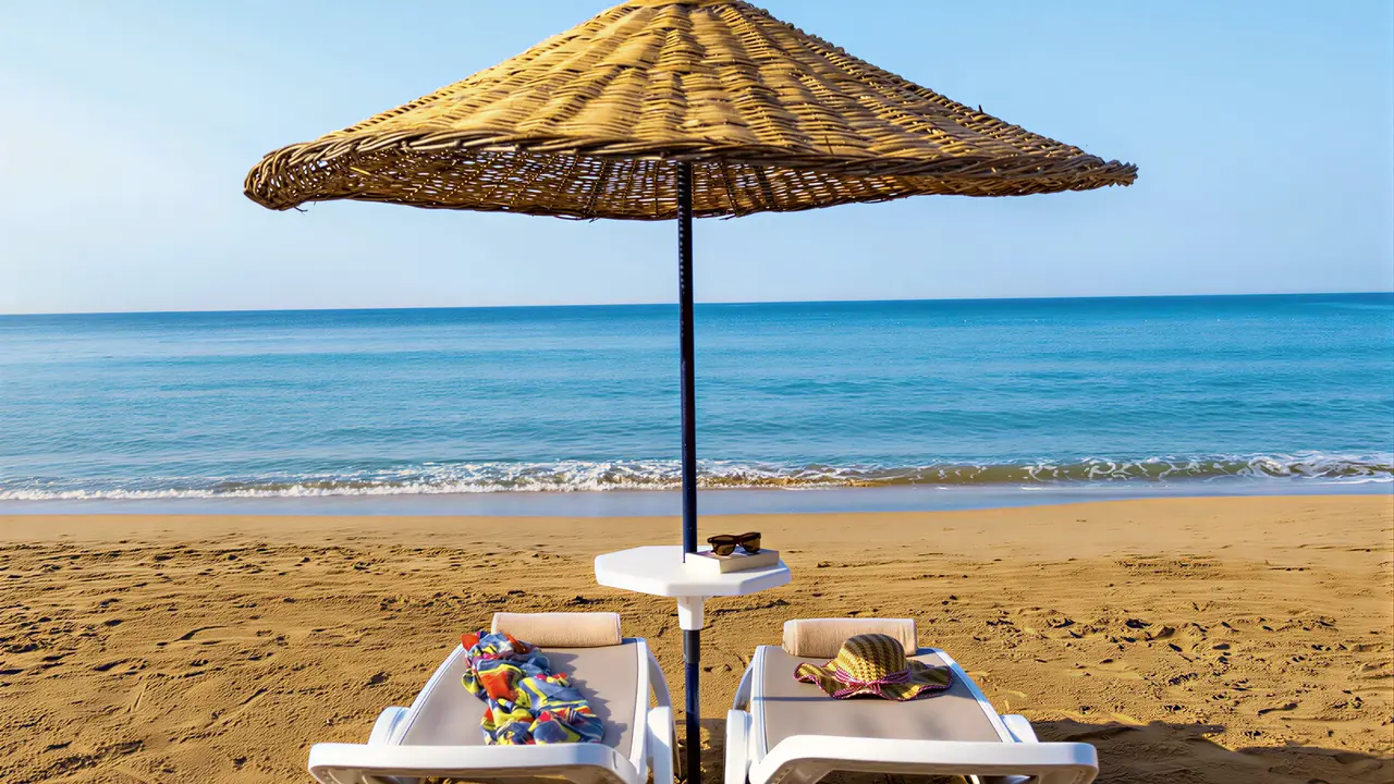 Leżaki i parasol na plaży w Yalihan Una