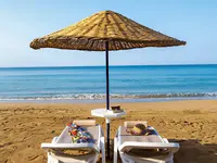 Leżaki i parasol na plaży w Yalihan Una