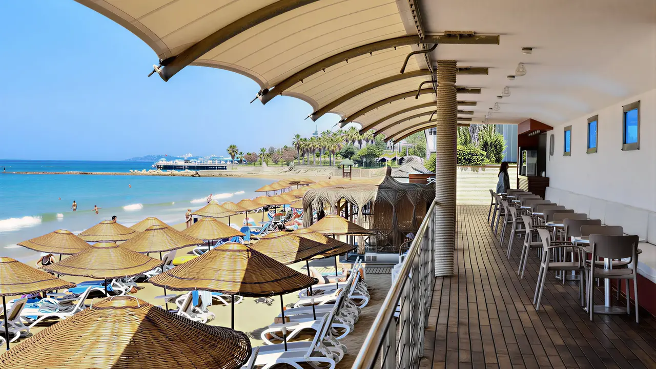 Plaża z leżakami i parasolami w Yalihan Una