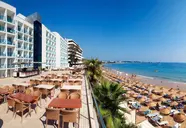 Widok na budynek i plażę w Yalihan Una