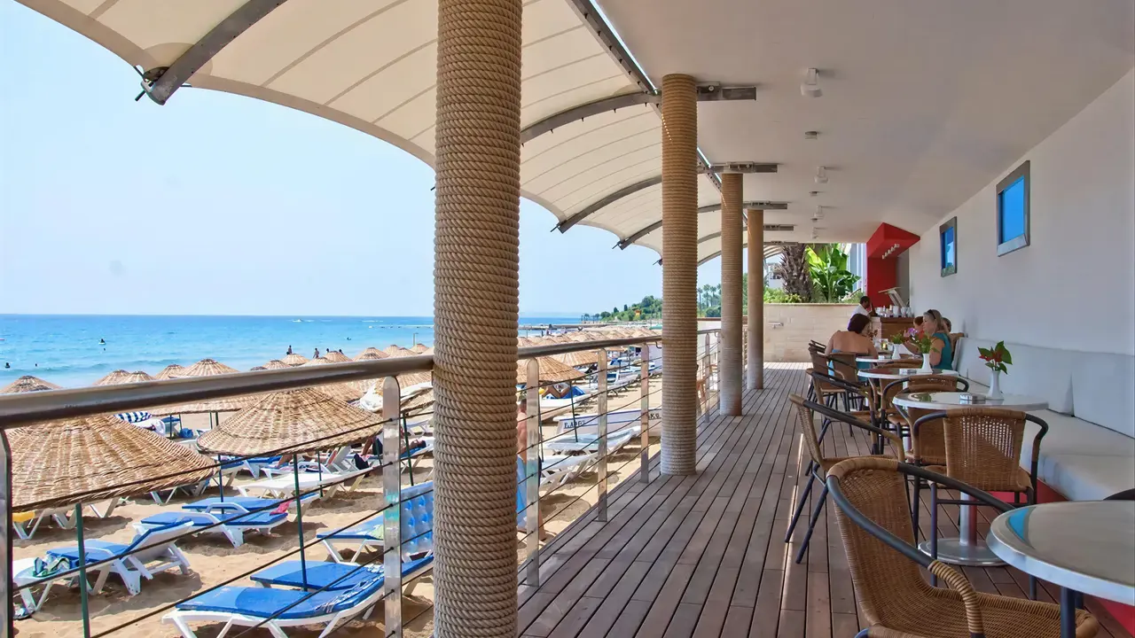 Taras nad plażą w Yalihan Una z widokiem