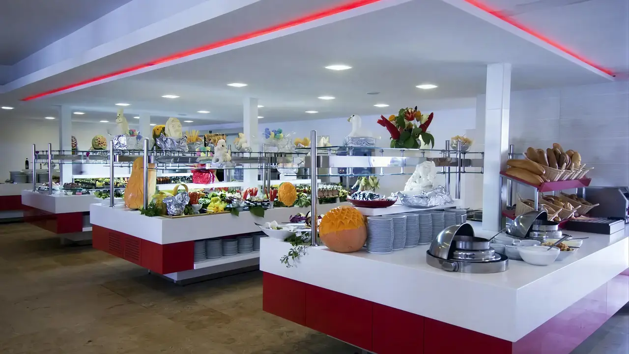 Bufet z jedzeniem w hotelu Yalihan Una