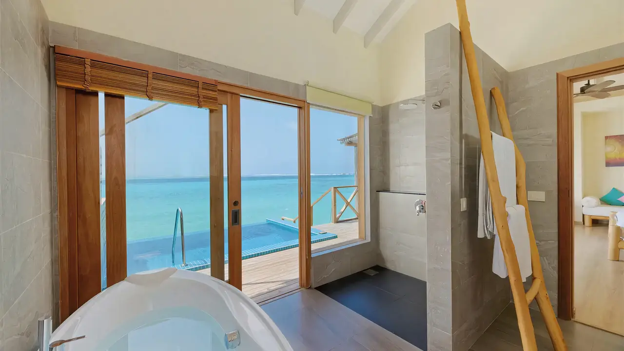 Nowoczesna łazienka w You & Me by Cocoon Maldives z widokiem na morze