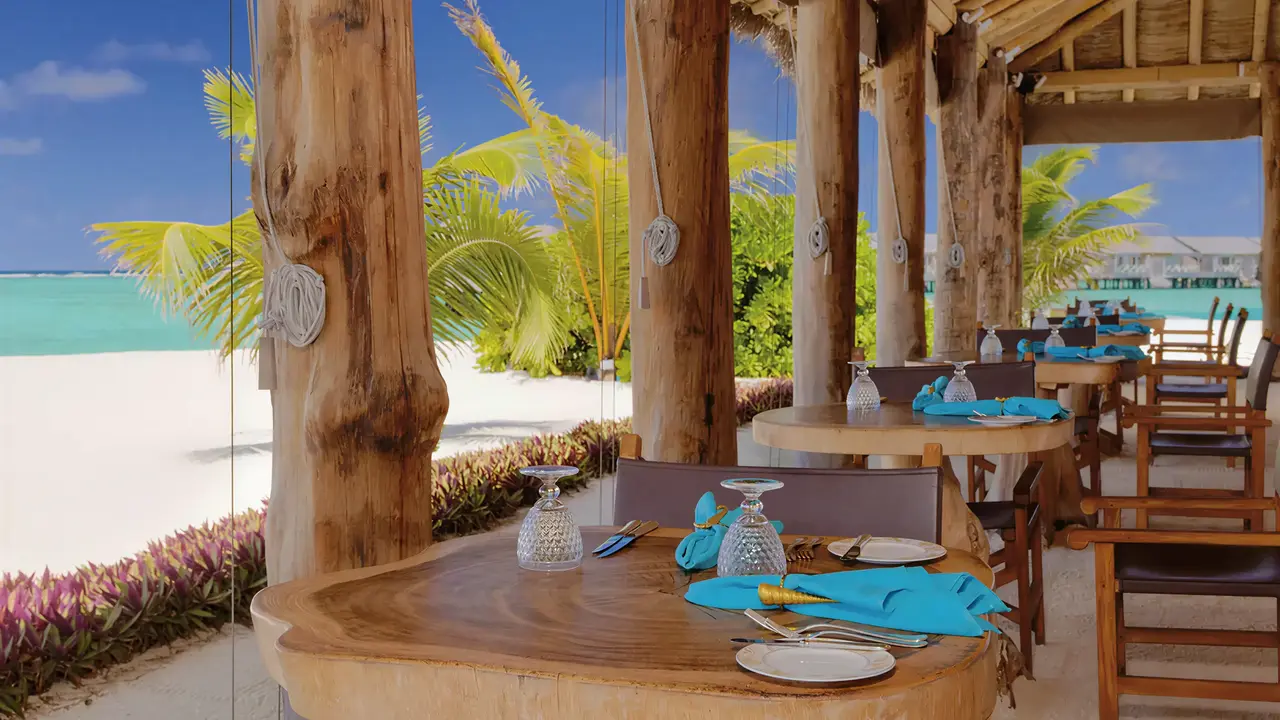 Restauracja na plaży w You & Me by Cocoon Maldives