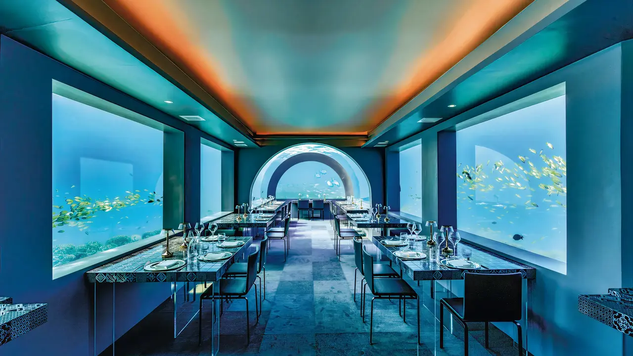 Podwodna restauracja w You & Me by Cocoon Maldives z widokiem na ryby