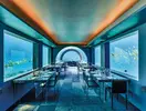 Podwodna restauracja w You & Me by Cocoon Maldives z widokiem na ryby