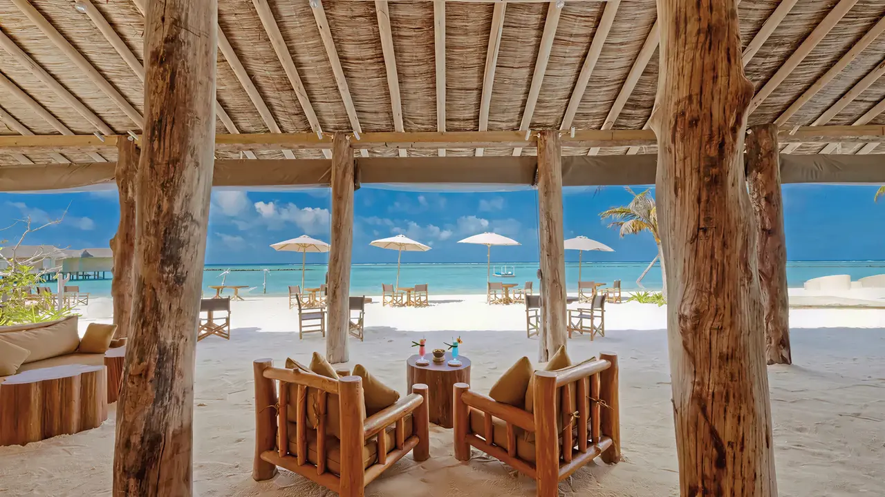 Pawilon wypoczynkowy na plaży w You & Me by Cocoon Maldives