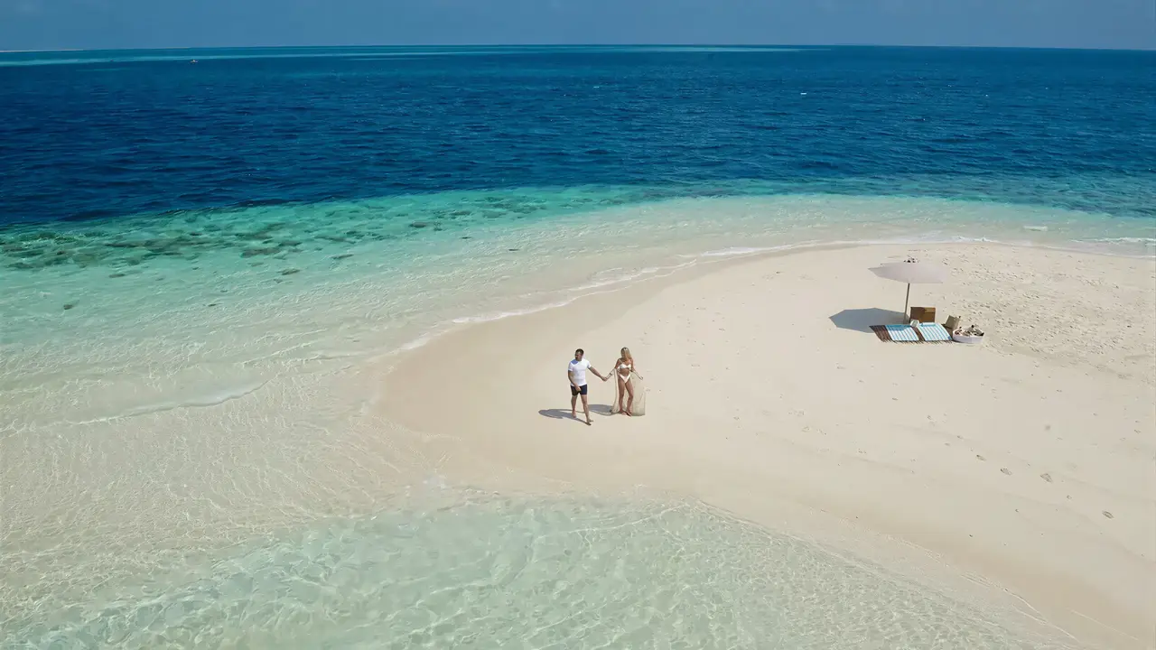 Para na piaszczystej plaży w You & Me by Cocoon Maldives