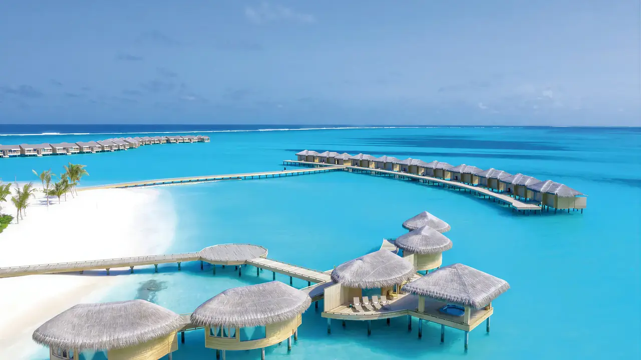 Widok na kompleks You & Me by Cocoon Maldives nad turkusową wodą