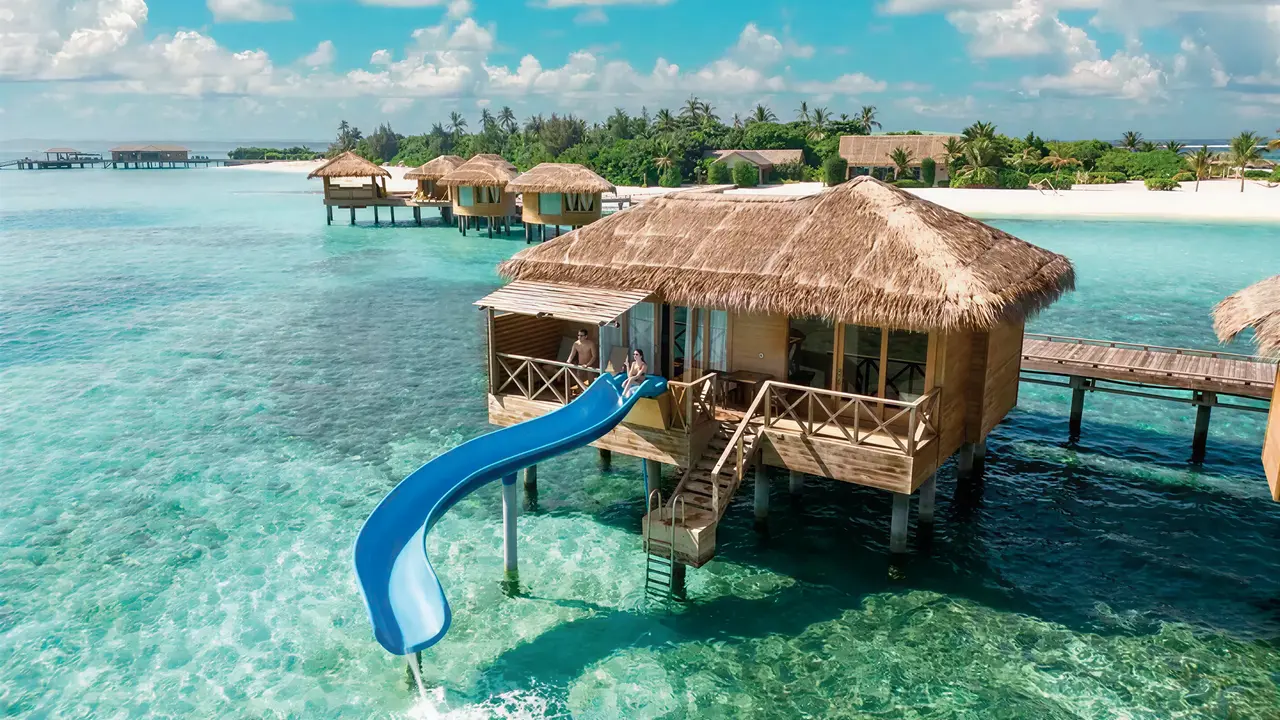 Willa na wodzie z zjeżdżalnią w You & Me by Cocoon Maldives
