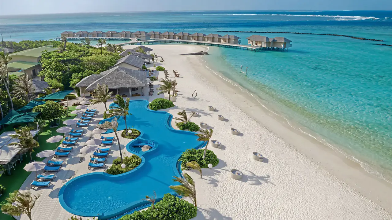 Widok na kompleks You & Me by Cocoon Maldives z basenem i plażą