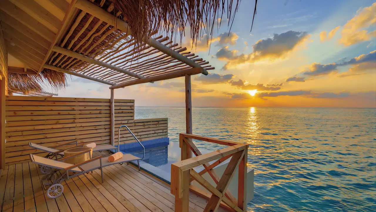 Taras z prywatnym basenem w You & Me by Cocoon Maldives o zachodzie