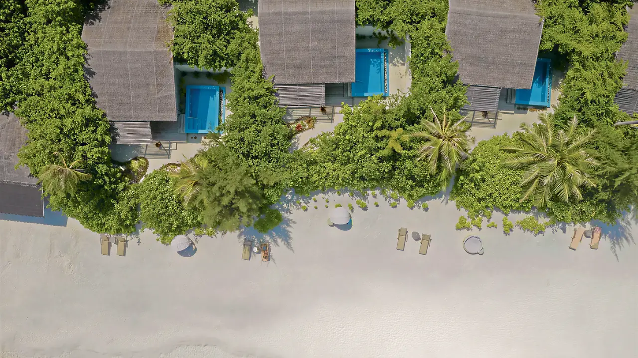 Widok z góry na kompleks You & Me by Cocoon Maldives przy plaży
