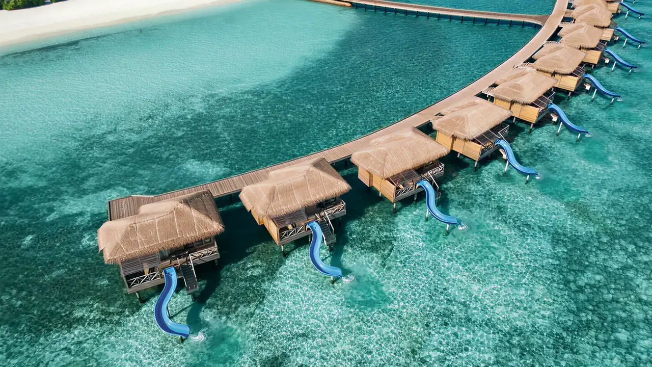 Widok na kompleks You & Me by Cocoon Maldives z domkami na wodzie