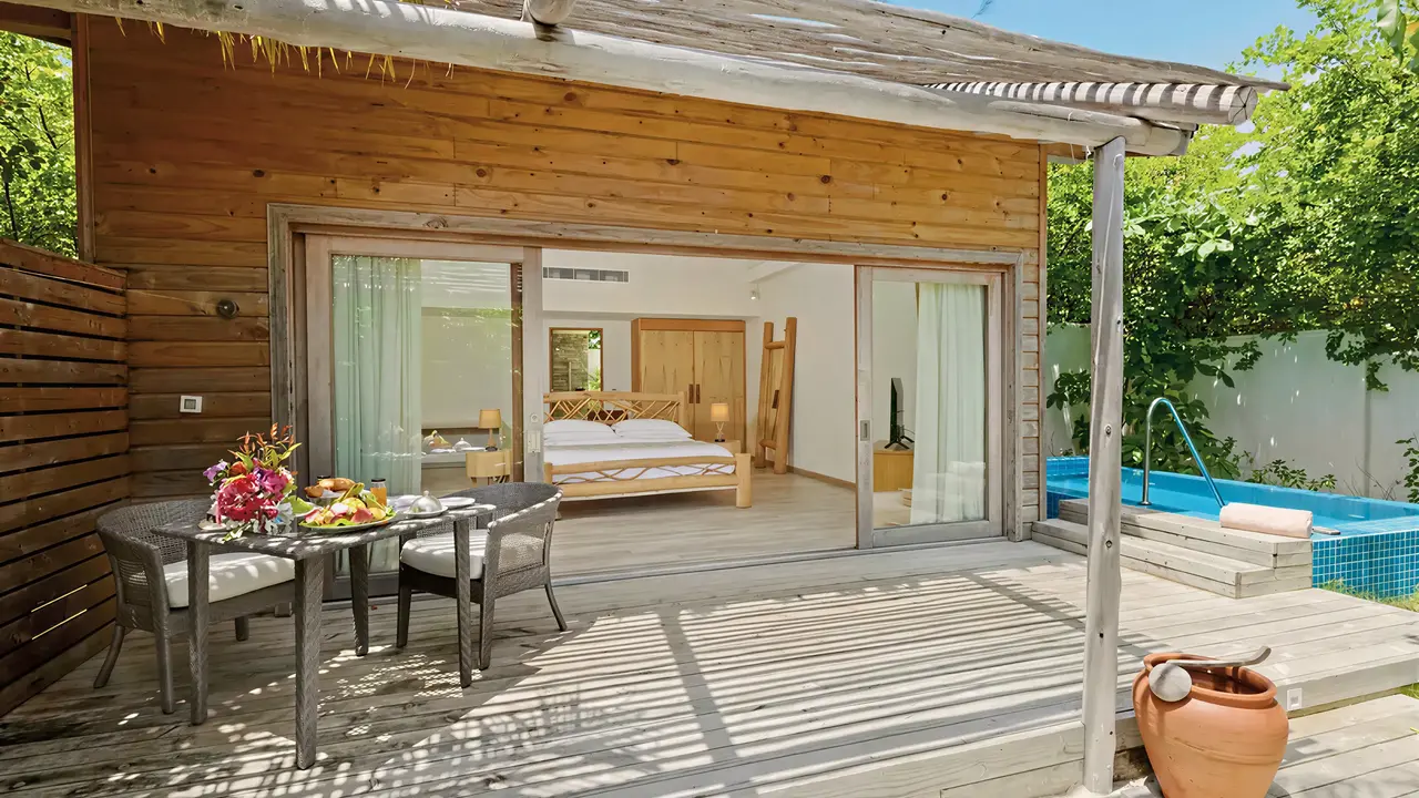 Taras i sypialnia w You & Me by Cocoon Maldives