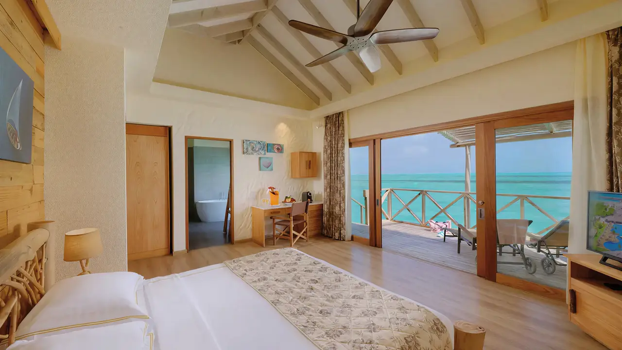 Sypialnia z widokiem na morze w You & Me by Cocoon Maldives