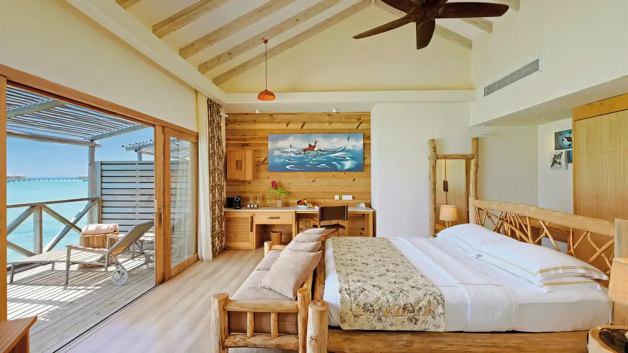 Sypialnia z tarasem w You & Me by Cocoon Maldives