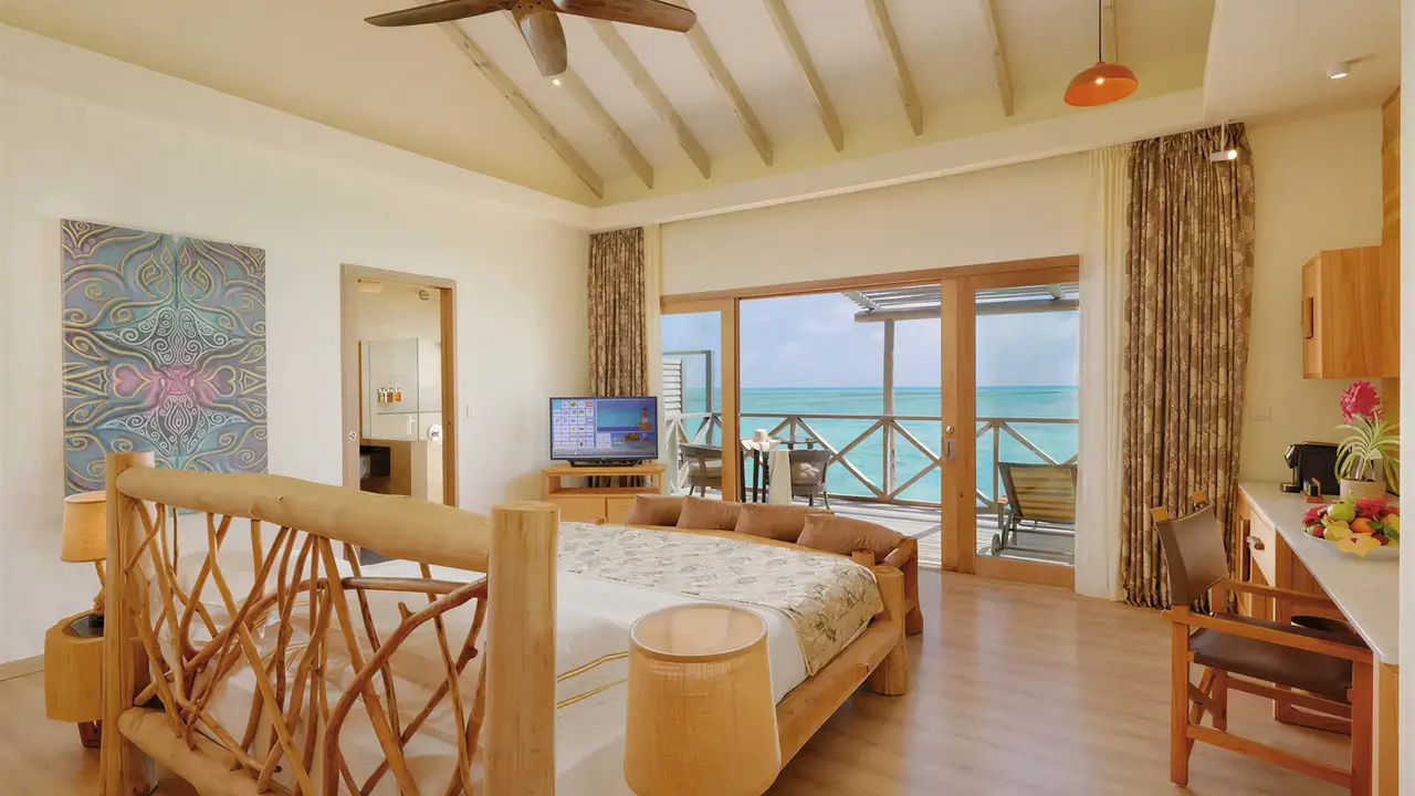 Sypialnia w You & Me by Cocoon Maldives z widokiem na morze
