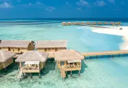 Widok na domki na wodzie w You & Me by Cocoon Maldives