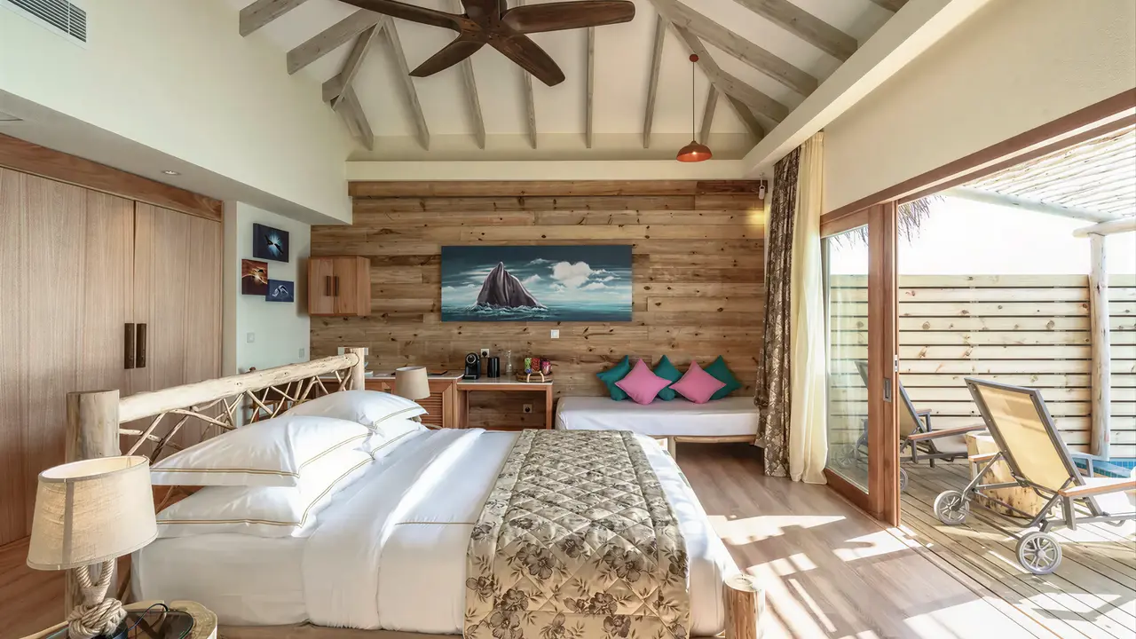 Sypialnia z tarasem w You & Me by Cocoon Maldives