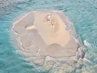 Piaszczysta wysepka na turkusowej wodzie w You & Me by Cocoon Maldives