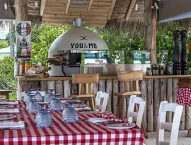 Restauracja w You & Me by Cocoon Maldives z piecem do pizzy