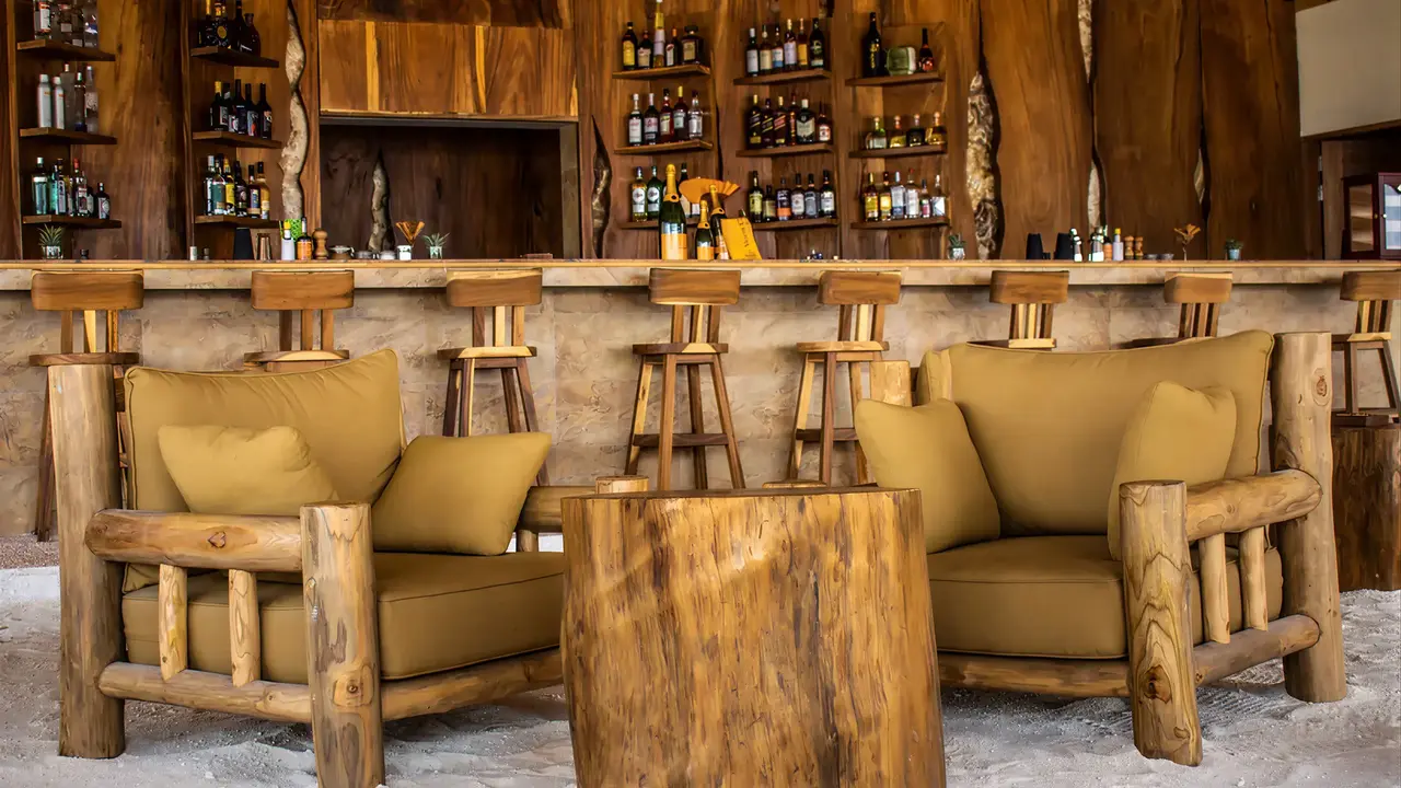 Bar z drewnianymi meblami w You & Me by Cocoon Maldives