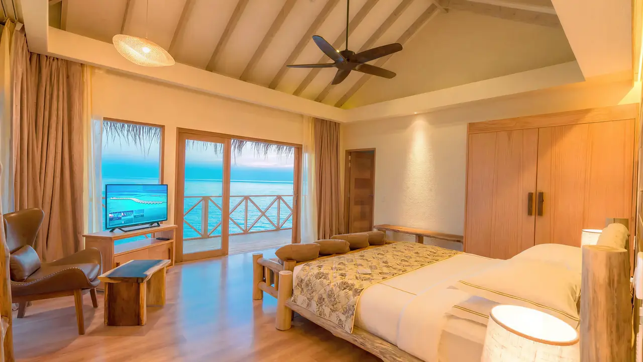 Przytulna sypialnia z widokiem w You & Me by Cocoon Maldives