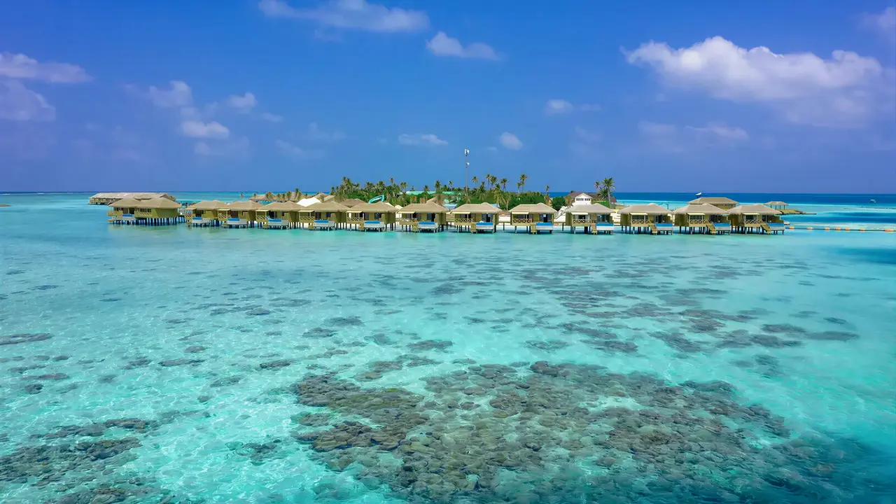 Widok na kompleks You & Me by Cocoon Maldives na wodzie