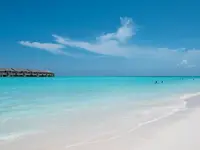 Biała plaża i turkusowa woda w You & Me by Cocoon Maldives