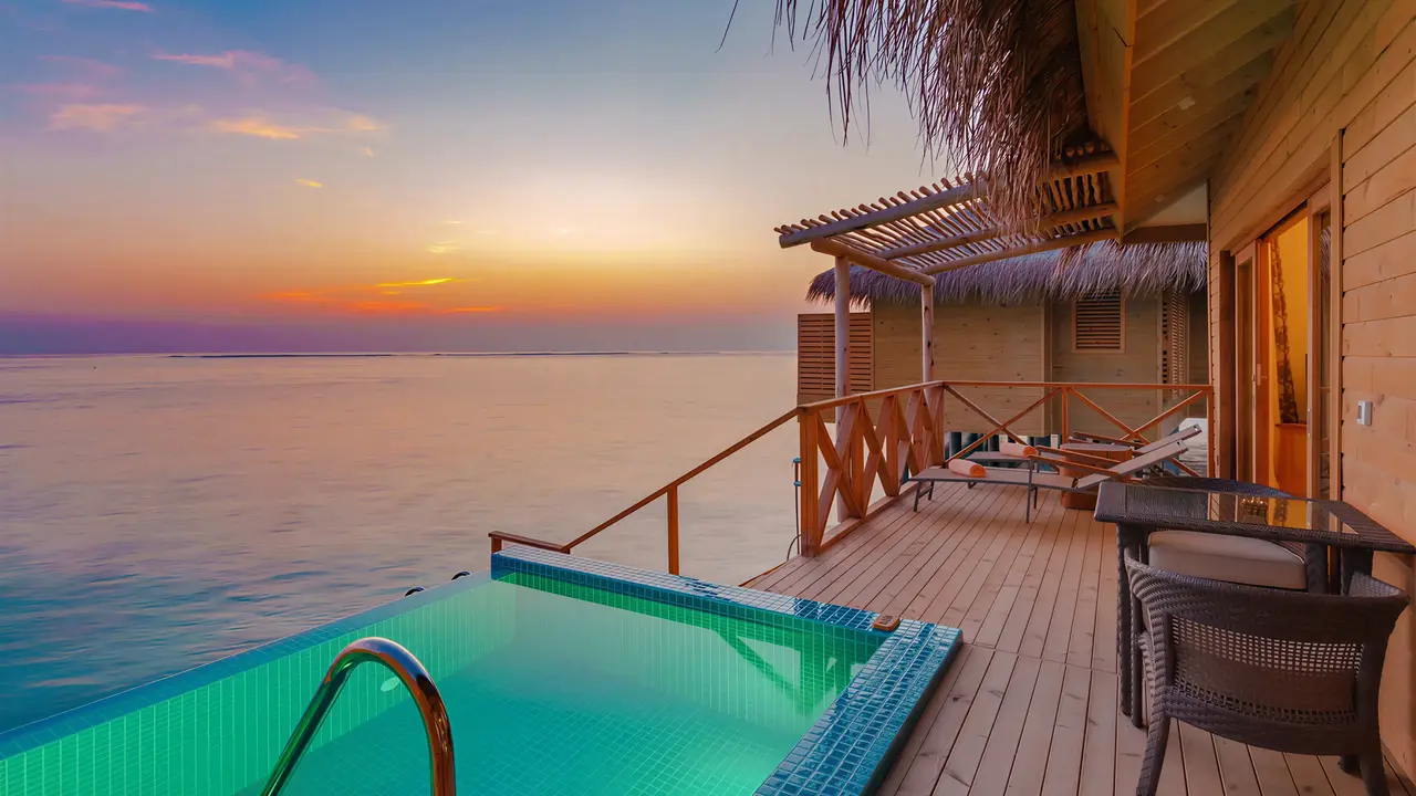 Prywatny taras z basenem w You & Me by Cocoon Maldives
