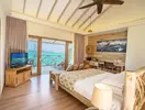 Przytulna sypialnia w You & Me by Cocoon Maldives z widokiem na morze