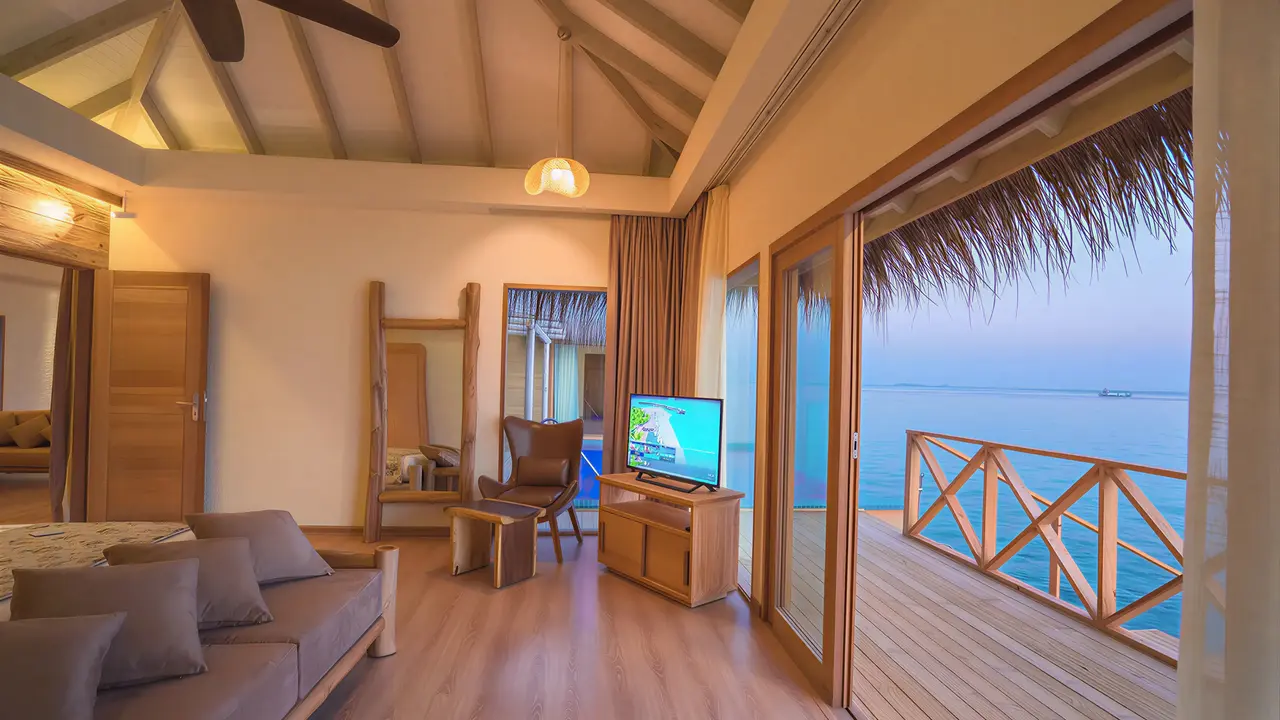 Wnętrze pokoju z tarasem w You & Me by Cocoon Maldives
