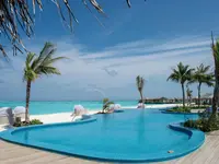 Basen z widokiem na plażę w You & Me by Cocoon Maldives