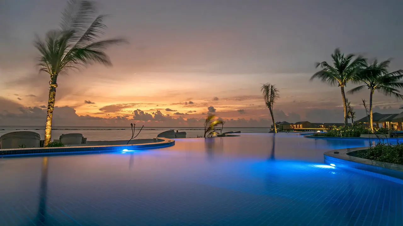 Basen infinity w You & Me by Cocoon Maldives o zachodzie słońca