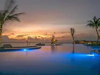 Basen infinity w You & Me by Cocoon Maldives o zachodzie słońca