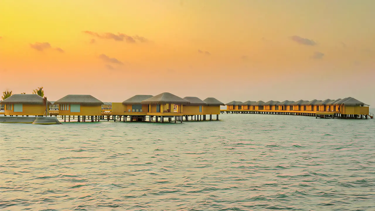 Widok na domki na wodzie w You & Me by Cocoon Maldives