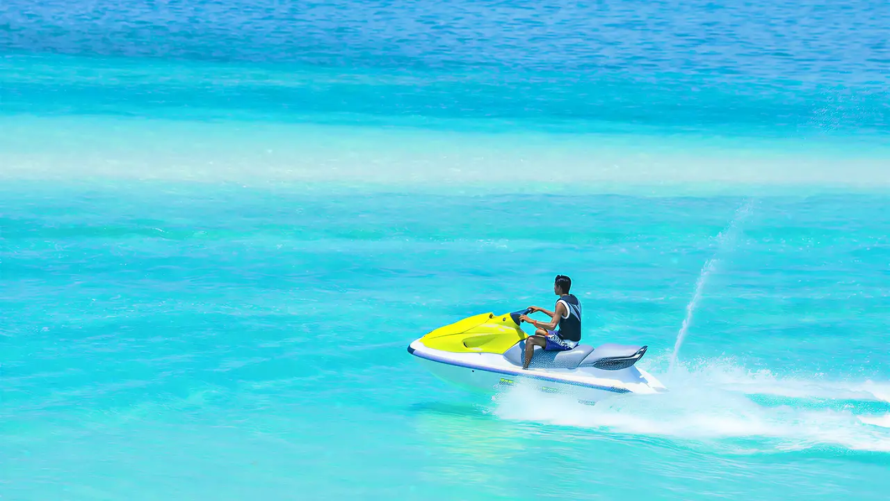 Osoba na skuterze wodnym w You & Me by Cocoon Maldives