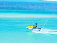 Osoba na skuterze wodnym w You & Me by Cocoon Maldives