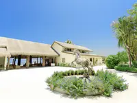Elewacja i wejście do budynku You & Me by Cocoon Maldives