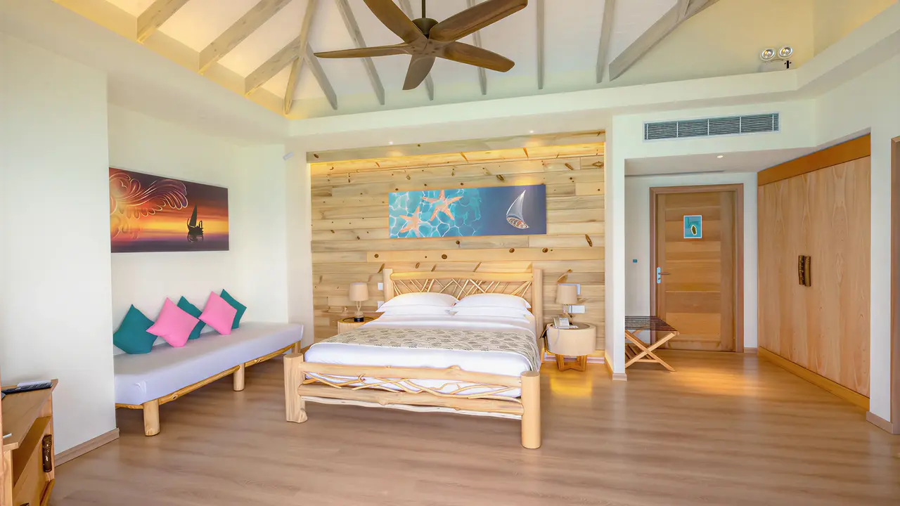 Sypialnia w hotelu You & Me by Cocoon Maldives z drewnianymi elementami